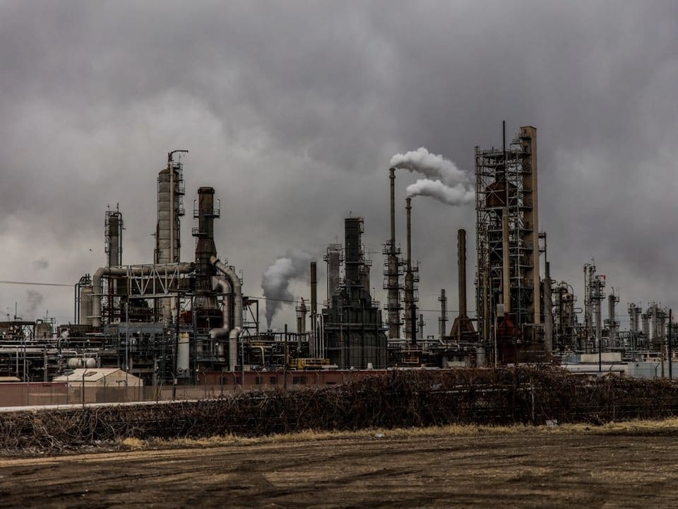 Una refinería trabajando bajo un cielo sombrío